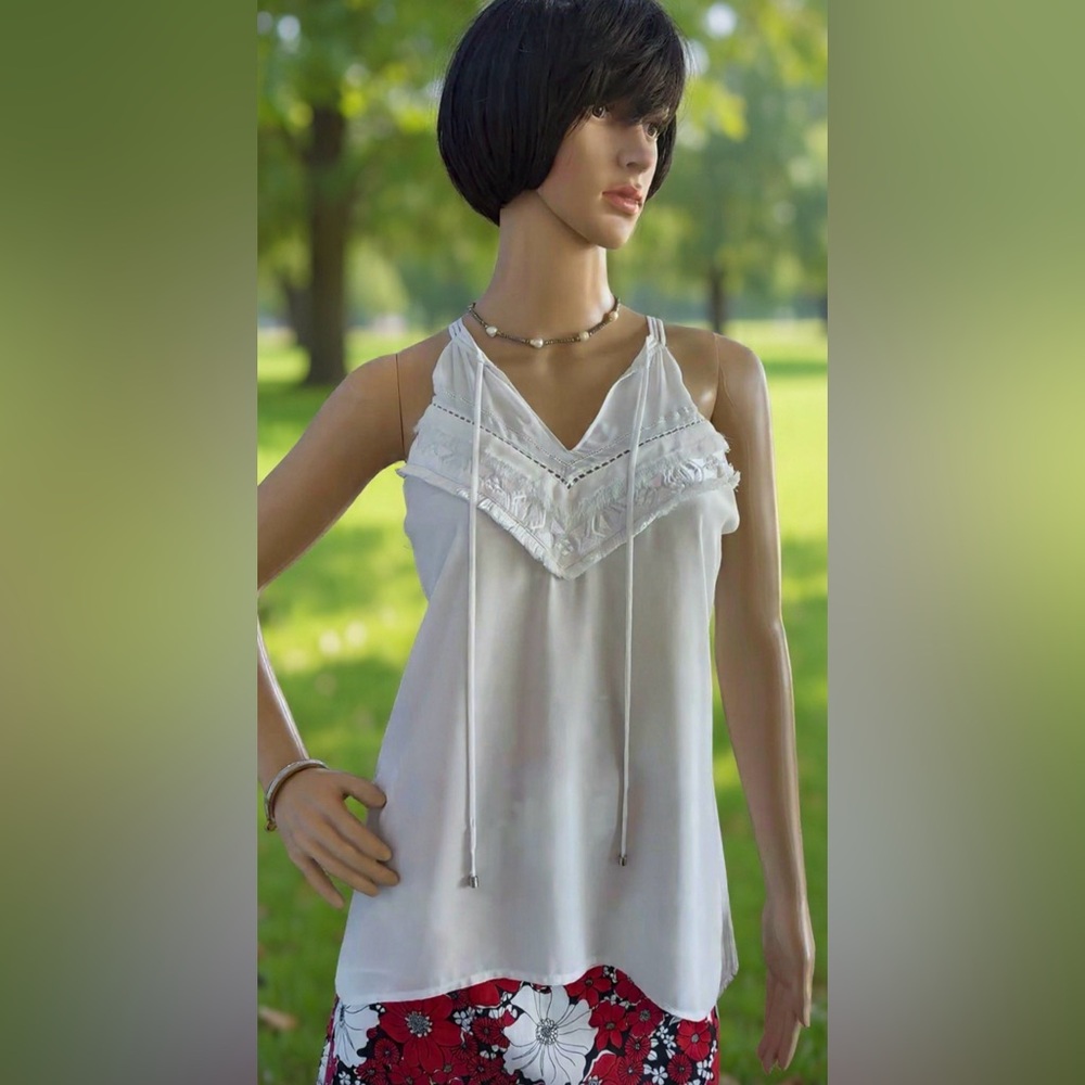 White House Black Market fringe Embroidery white top Sz XS beautiful & elegant.